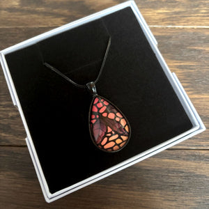 Kathy Lycka - Necklace 3 Leaf Black Teardrop