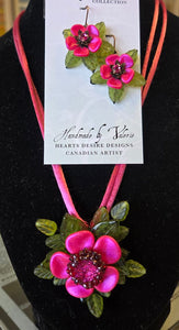 Valerie Unruh -Pendant Petals PKRD