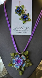 Valerie Unruh - Pendant Petals PUBL