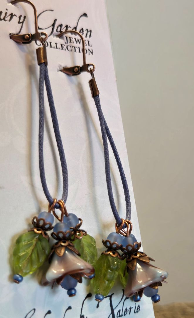 Valerie Unruh - Earrings New Bell PUBL