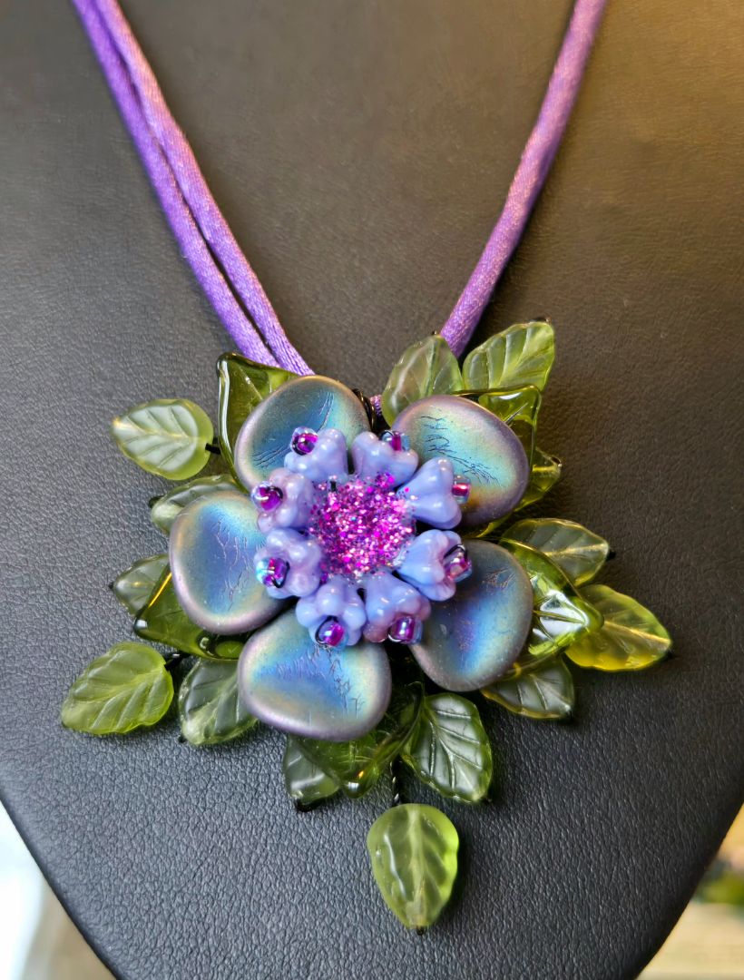 Valerie Unruh - Pendant Petals PUBL