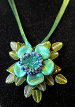 Load image into Gallery viewer, Valerie Unruh - Necklace Petals TL
