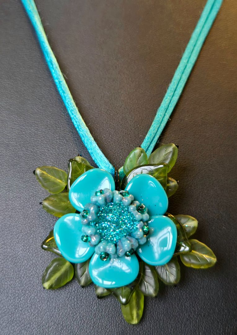 Valerie Unruh - Pendant Petals TQ